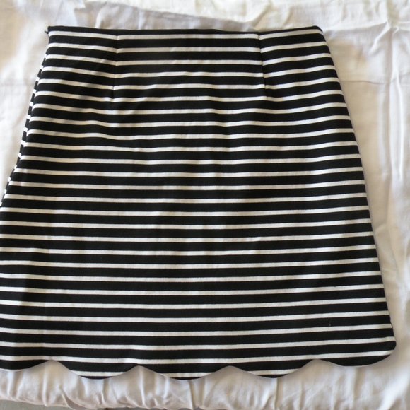 Gameday Couture SKIRT SIZE:M COLOR:WHITE and BLACK STRIPES CONDITION:NEW - Picture 2 of 3